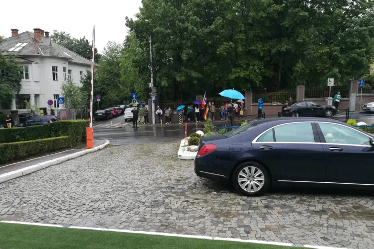 Iohannis susținut la Cluj de protestatarii #rezist 