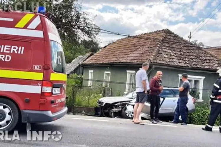CLUJ: Un șofer a fost rănit după ce i-a explodat un cauciuc de la mașină. S-a oprit într-un stâlp FOTO