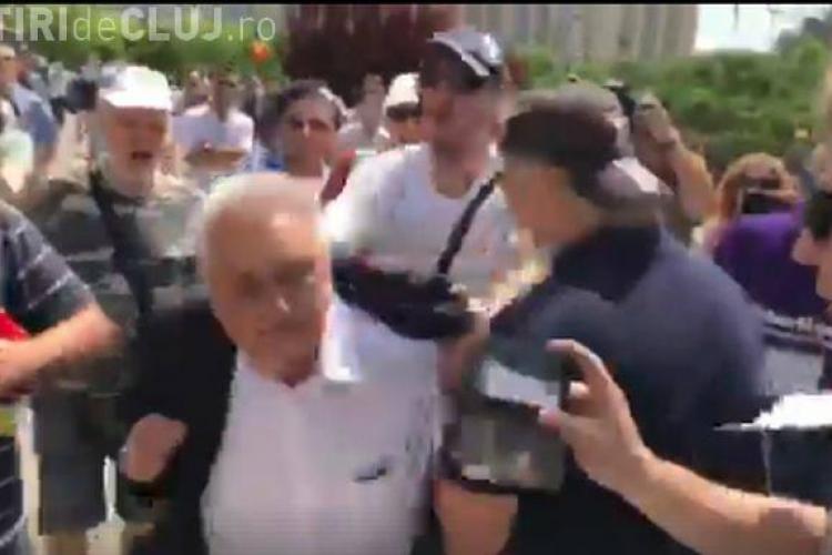 Un protestatar l-a îmbrâncit pe Nicolae Bacalbașa - VIDEO