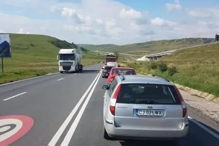 Cluj: Lacul s-a revărsat la Stejeriș peste Drumul Național. Traficul este îngreunat - FOTO
