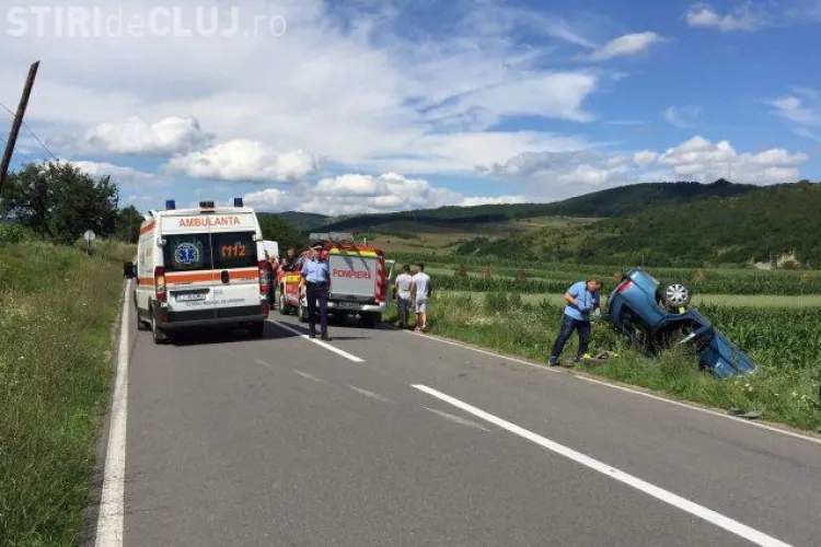 CLUJ: Trei persoane au ajuns la spital în urma unui accident grav! O șoferiță a lovit un cap de pod și s-a răsturnat cu mașina FOTO