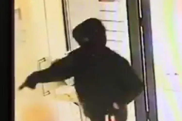 Portretul robot al autorului tentativei de jaf de la CEC Bank Mărăști. Îl recunoașteți? FOTO