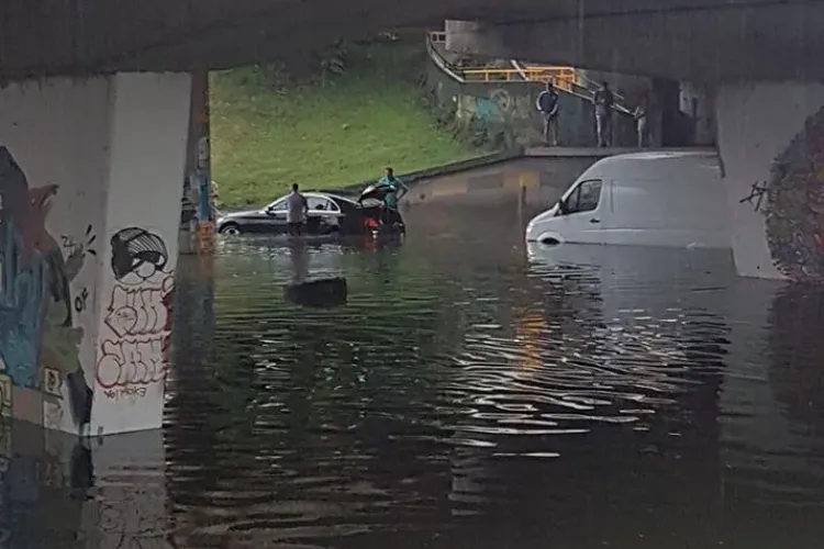 Bolid ”inundat” sub podul din Mărăști. Acolo e un lac. Cine plătește pagubele? - VIDEO