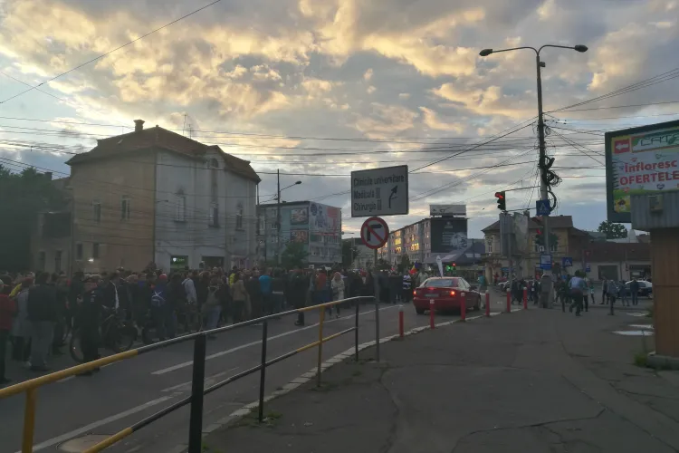 Aproape 10.000 de clujeni au ieșit în stradă, duminică seară: ”Nu plecăm până nu suntem ascultați!” FOTO/VIDEO