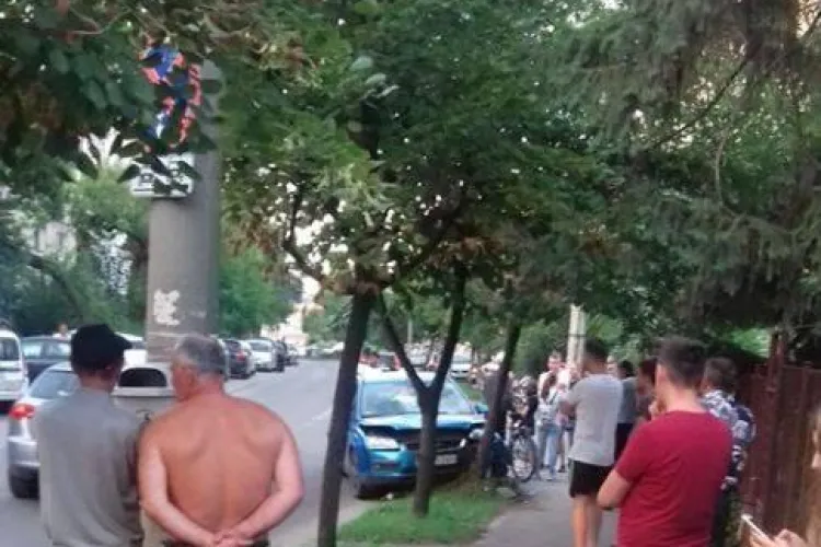 Neatenția face din nou victime la Cluj! Un tânăr a fost lovit de mașină în timp ce traversa strada neregulamentar, pe trotinetă FOTO
