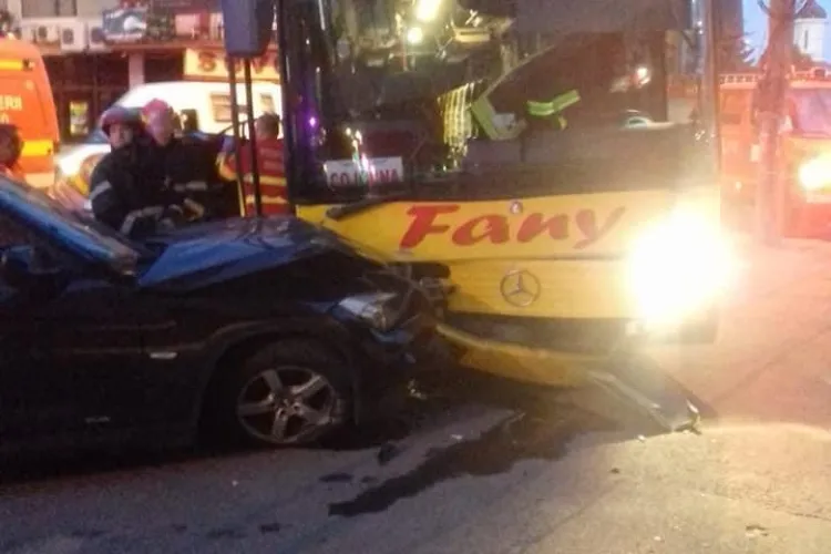 Accident pe strada București! Trei autoturisme și un autocar s-au tamponat la 5 dimineața - FOTO