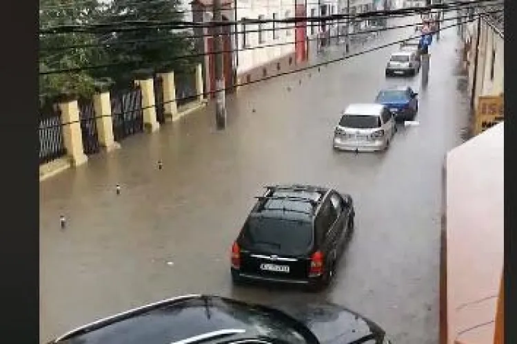 Urmările furtunii de joi de la Cluj. Zeci de pompieri au intervenit la inundații