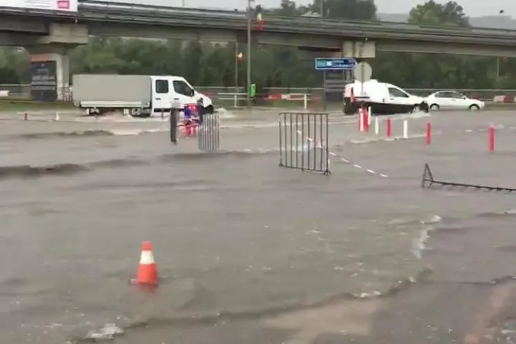 Mica Veneție de la Vivo! Ieșirea din centrul comercial este inundată - VIDEO