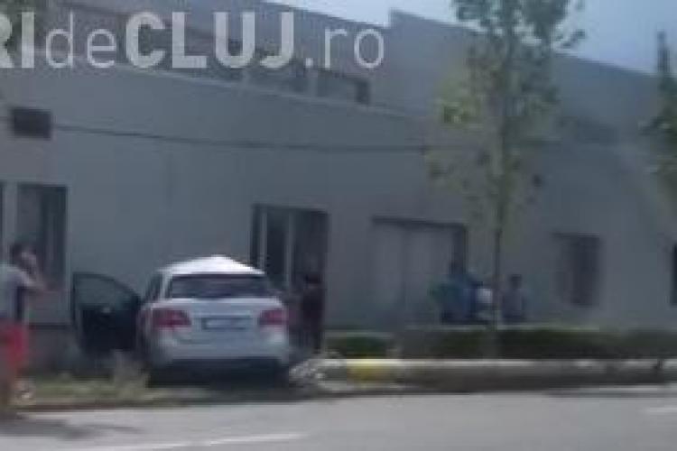 Accident grav, în zona Aeroportului Cluj. Un șofer a intrat cu mașina în stâlp VIDEO