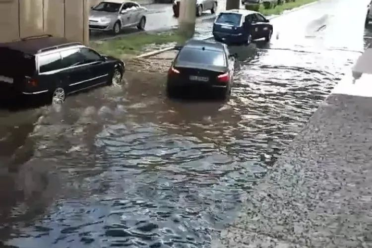 BMW ”înecat” sub podul din Mărăști spre Terapia - VIDEO