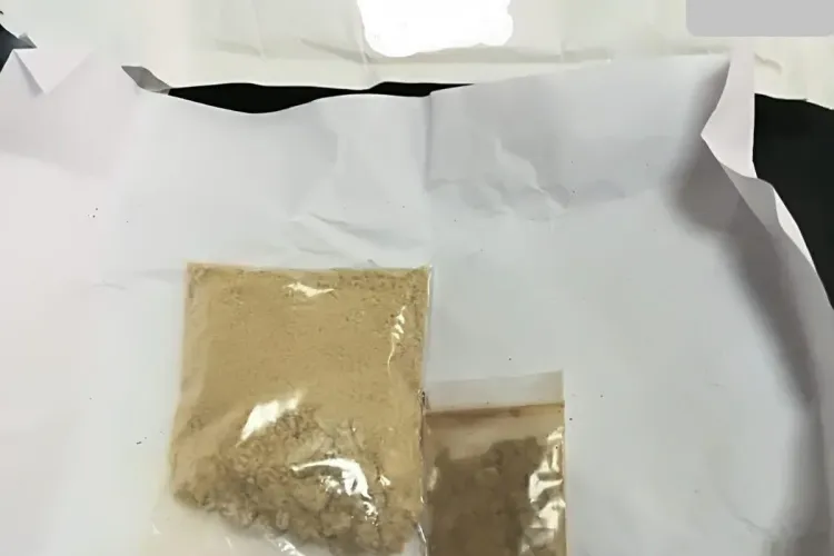 CLUJ: Tânăr arestat preventiv pentru trafic de droguri. A fost prins cu plicuri de heroină și MDMA FOTO