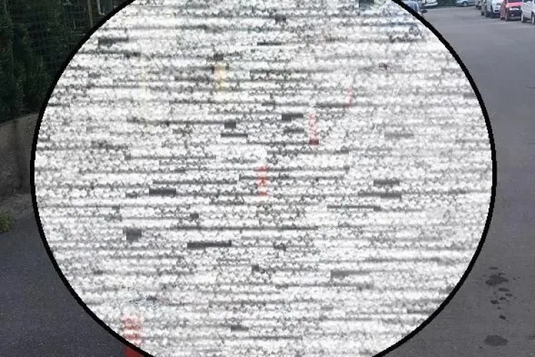 Și-a luat legea în propriile mâini: Cum împiedică un clujean șoferii să parcheze în fața curții sale. Procedează corect? FOTO