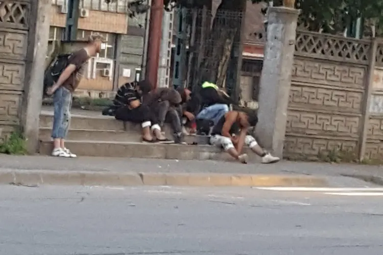 Cluj - ”Canicula” a toropit un grup de tineri în zona Dedeman. Erau aproape leșinați - VIDEO