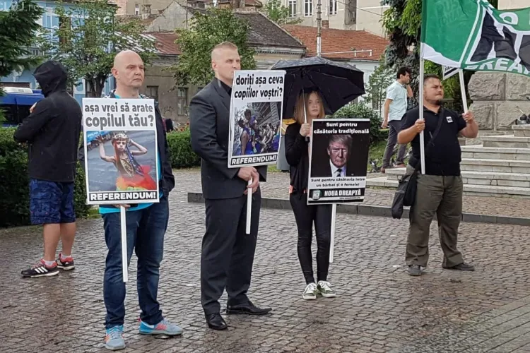 Protest pe grindină, al Noii Drepte, la Cluj. Militează pentru familia tradițională FOTO/VIDEO