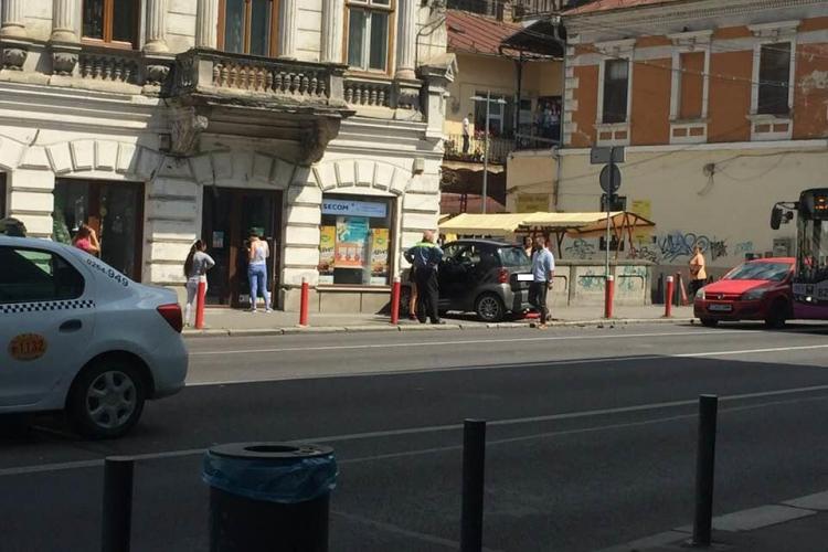 Accident inexplicabil la Cluj. O șoferiță a lovit o clădire pe Regele Ferdinand - FOTO