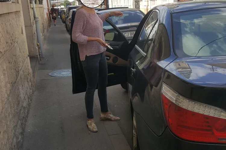 Tupeul unei blonde cu BMW! A ”rupt” o bicicletă electrică și tot ea a făcut gură - FOTO