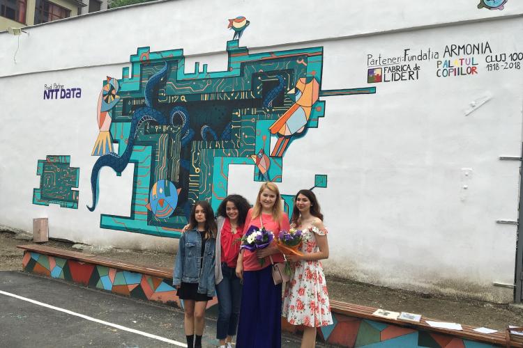 O pictura murala de 72 de metri patrati a fost realizata de peste 60 de elevi din Cluj. O puteti vedea in curtea Colegiului National George Cosbuc