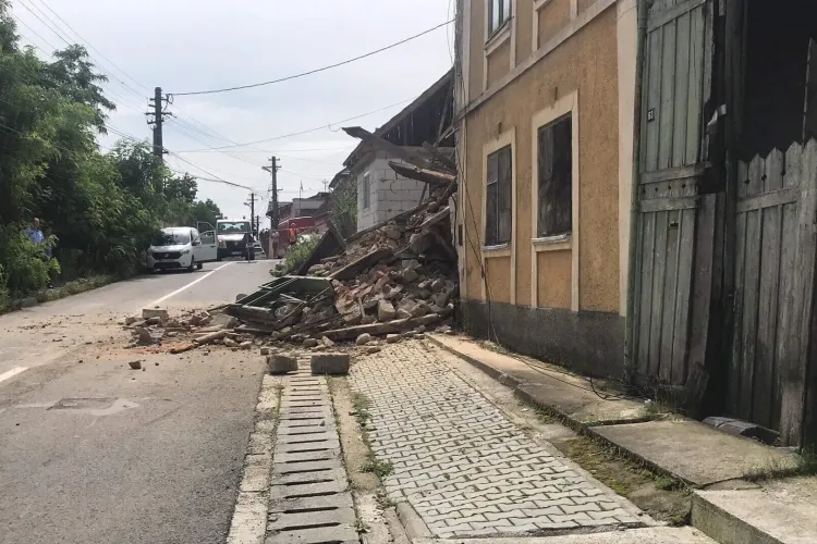 O casa din Dej s-a prabusit, iar o alta sta sa cada din cauza indiferentei autoritatilor VIDEO