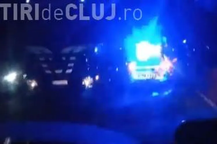 La un pas de tragedie, pe un drum din Cluj! Un șofer de TIR a lovit în plin o dubiță lăsată pe marginea drumului