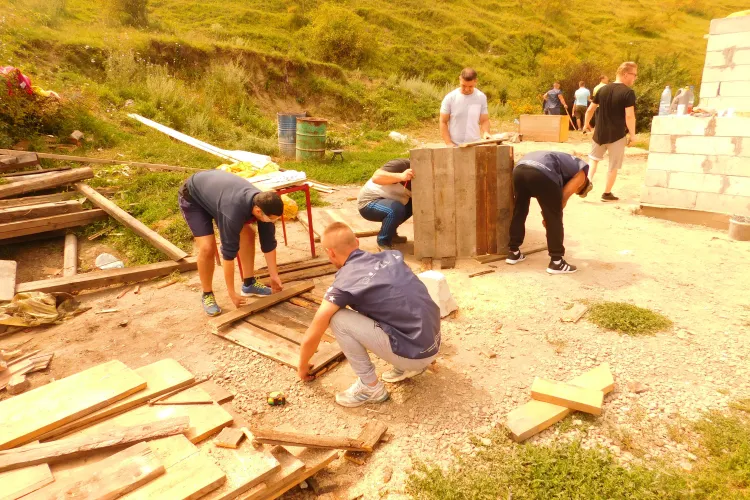 Deținuții de la Penitenciarul Aiud construiesc o casă socială la Cluj