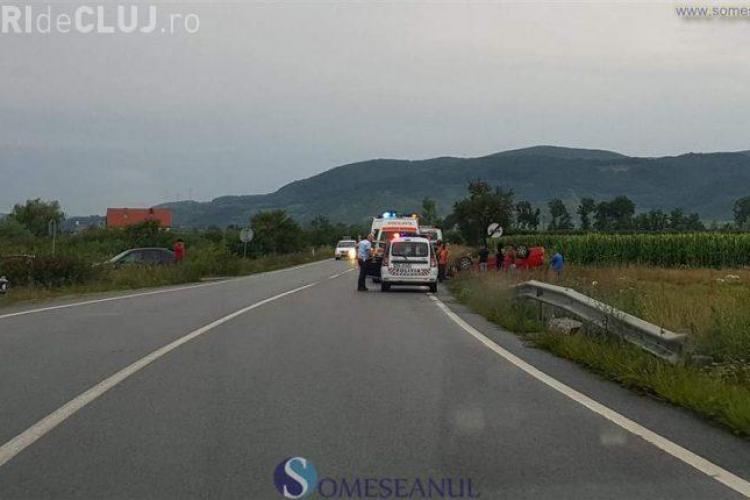 Două accidente au avut loc, aproape simultan, pe un drum din Cluj. Două șoferițe au ajuns cu mașinile în șanț VIDEO