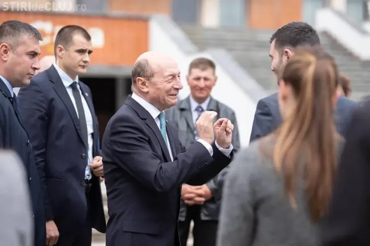 Băsescu îl laudă pe Boc pe Facebook. Compară Clujul cu Bucureștiul