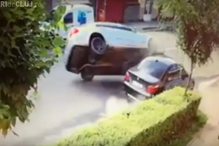Accident spectaculos în jud. Cluj! Mercedes răsturnat după ce a lovit o mașina parcată