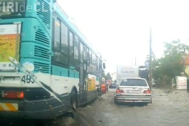 Clujul după ploaie: ”Râuri” curg pe străzi VIDEO