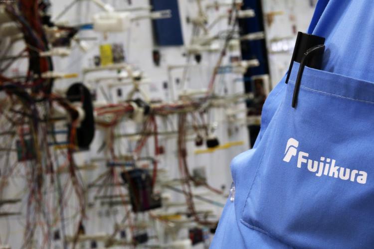 Angajații români de la Fujikura produc cablaje pentru mașinile electrice (P)