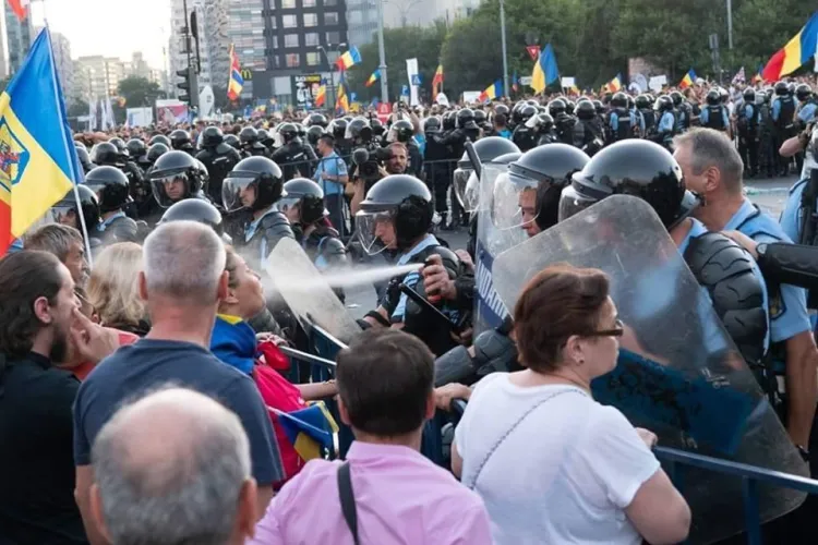 Ghidul oficial al MAI: Jandarmii nu au voie să dea cu spray în față și să lovească în cap