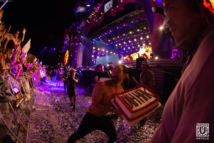 Steve Aoki a aruncat cu torturi în festivalierii de la Untold. Show total - VIDEO