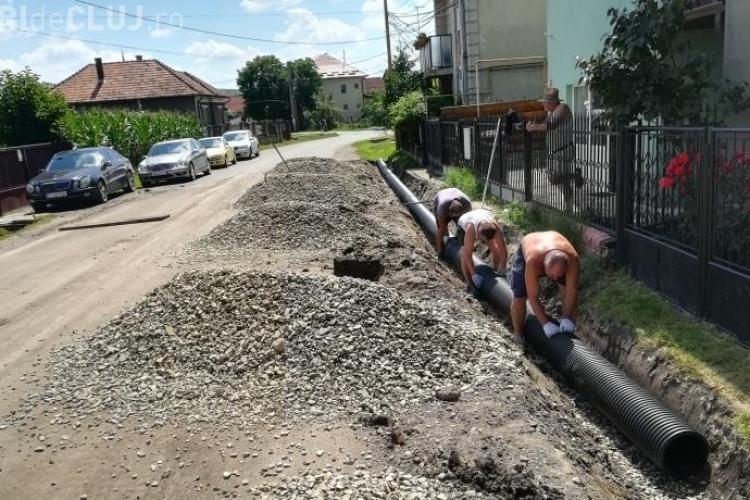 Clujeanul e om harnic! Oamenii din Apahida își fac canalizare pluvială pe banii lor