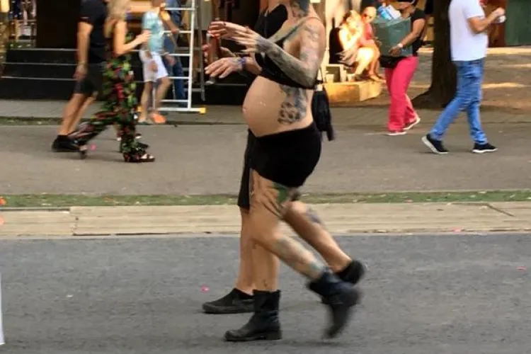 Graviduța de la Untold care a lăsat ținuta convențională acasă - FOTO