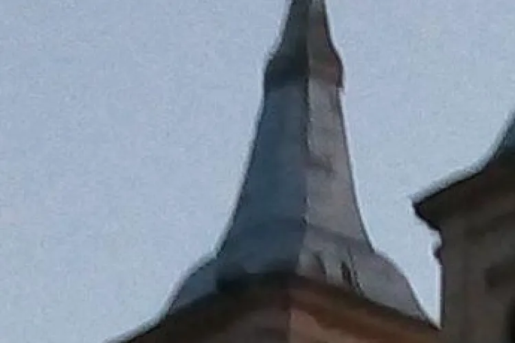 Nici Mănăstirea Nicula nu mai e ce a fost: Crucea de pe biserică e strâmbă 