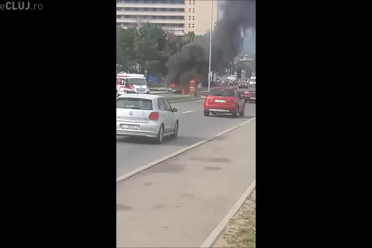 O mașină a luat foc pe Calea Turzii - VIDEO