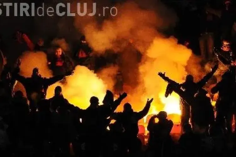 Clujean ”înarmat” de meci prins de polițiști. Avea torțe, petarde și fumigene