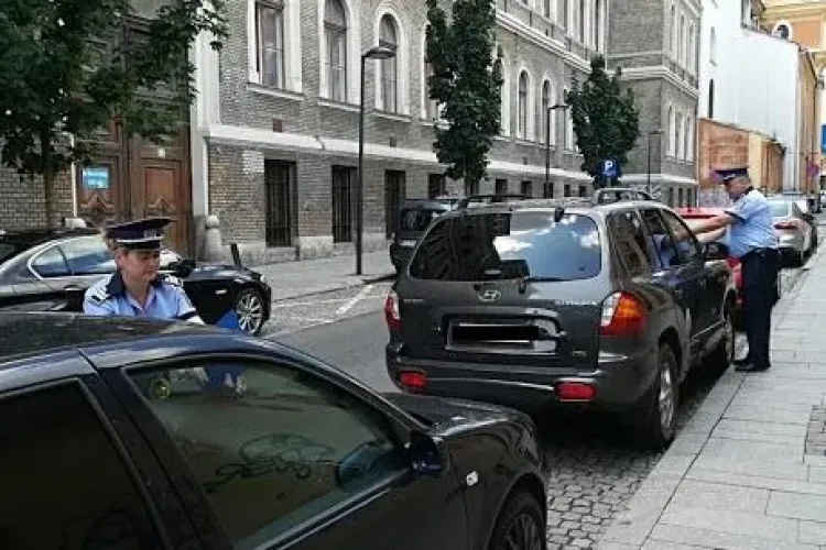 Campanie de prevenire a furturilor din autoturisme la Cluj. Polițiștii au găsit pe stradă mașini cu geamurile deschise FOTO