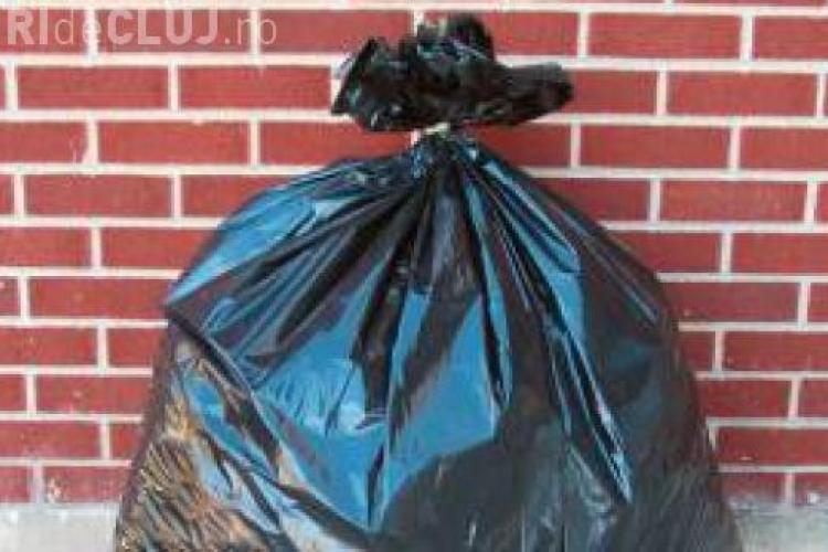 Nesimțirea se plătește! O femeie a primit acasă un colet cu tot gunoiul aruncat de ea pe marginea drumului