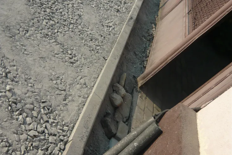 Cum se pun bordurile pe strada Traian, din Cluj-Napoca. Locuitorii au nevoie de scări pentru a intra în curți FOTO