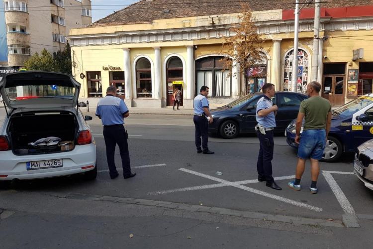 Biciclist lovit de un taxi lângă Teatrul din Cluj. A fugit de 2 ori, fiind fugărit de taximetrist - VIDEO EXCLUSIV
