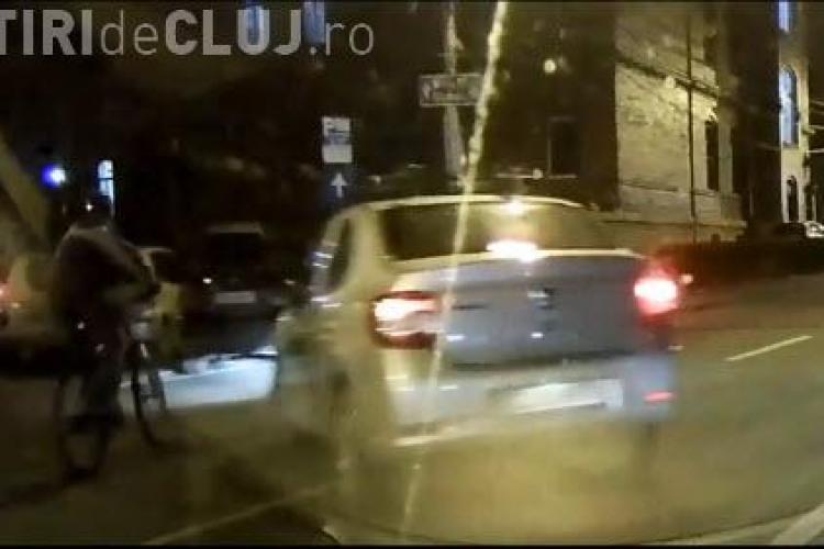 Cluj: Șofer certat cu logica. Era să lovească un biciclist - VIDEO