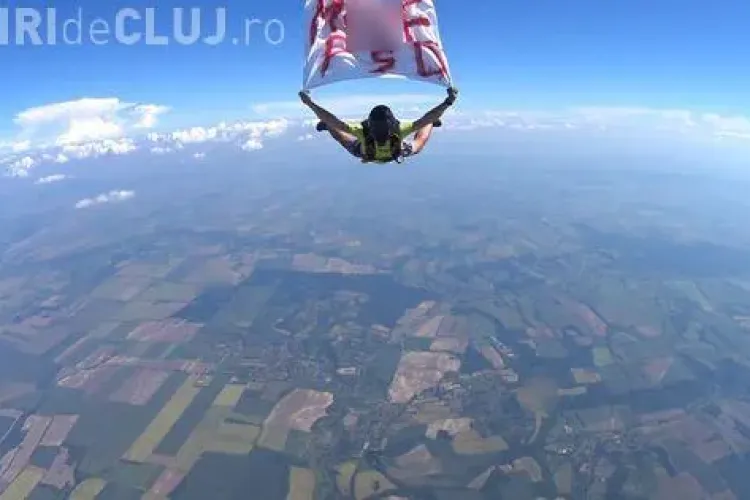 Un paraşutist a sărit din elicopter, de la 4.000 metri, cu mesajul M...PSD