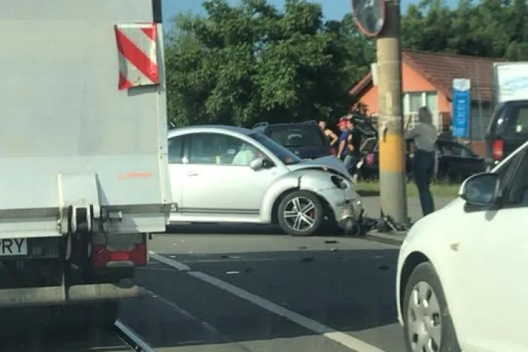 Accident pe Oașului. O șoferiță a ajuns cu mașina în stâlp FOTO