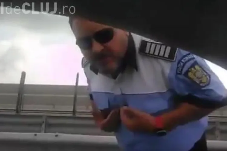 ”Scandal” între un polițist și un protestatar #Rezist. Polițistul susține că i-a făcut semne obscene, apoi i-a pozat buletinul cu telefonul personal VIDEO