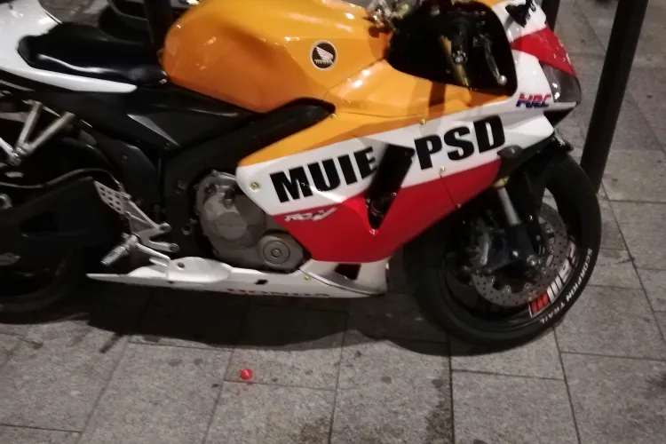 Motocicleta ”M...PSD” de la Untold - FOTO