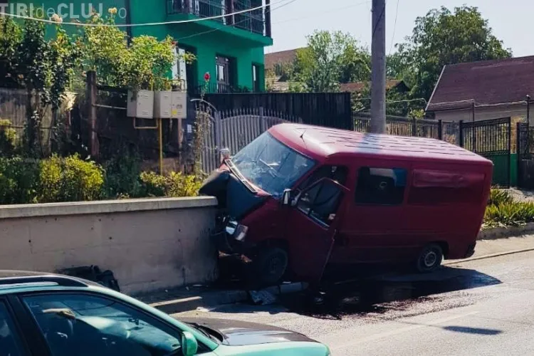 Accident pe strada Oașului: ”M-am aplecat să iau telefonul pentru a răspunde și...” - FOTO