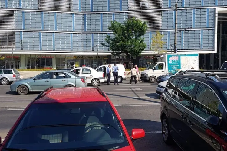 Accident cu trei mașini, pe Bulevardul 21 Decembrie. O persoană a fost rănită