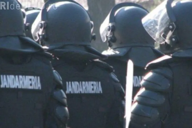 Protestatar: De ce mulți jandarmi aveau numerele de identificare de pe casti ascunse cu banda neagra? - FOTO