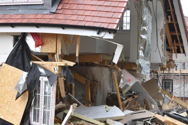 Un român neplătit în Anglia a demolat mai multe case - FOTO