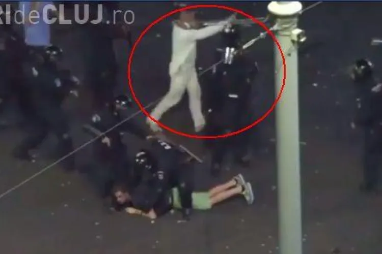 ”Omul în alb” se contrazice: ”Aşa am venit îmbrăcat de acasă. Eşarfa era pentru gaze lacrimogene”